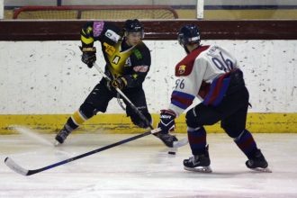 jugador-regateando-defensor