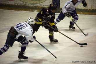 jugador-hockey-hielo-control-puck
