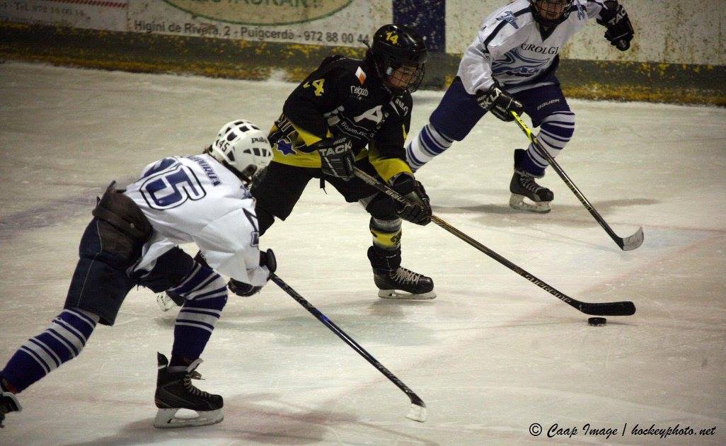 jugador-hockey-hielo-control-puck